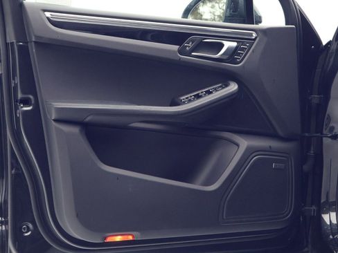 Certified 2022 Porsche Macan image 13