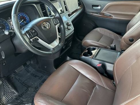 Used 2016 Toyota Sienna Limited FWD image 2