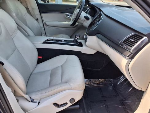 Used 2020 Volvo XC90 T5 Momentum w/ Protection Package Premier image 9