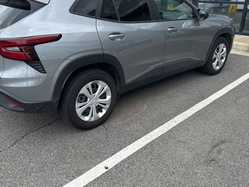 Used 2025 Chevrolet Trax LS FWD image 3