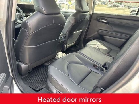 Used 2025 Toyota Highlander XLE image 18
