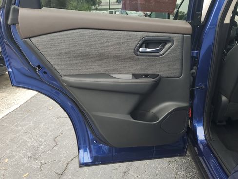 Used 2022 Nissan Rogue SV image 10