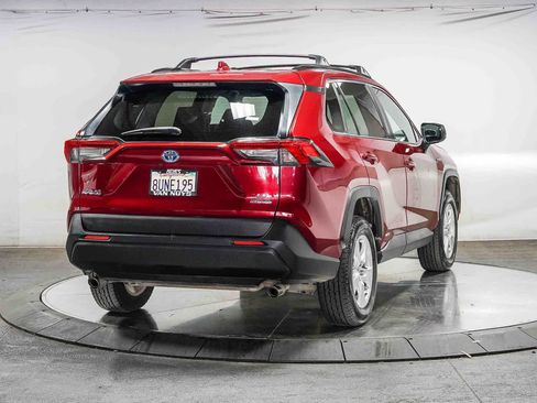 Used 2021 Toyota RAV4 LE w/ Carpet Mat Package (TMS) AWD/4WD image 5