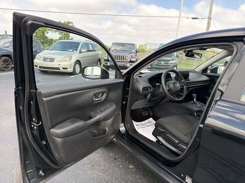 Used 2023 Honda HR-V LX image 18
