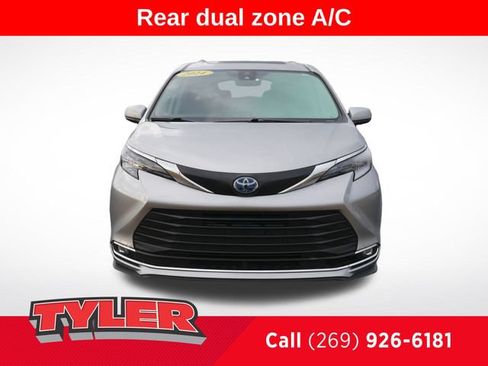 Used 2024 Toyota Sienna XLE FWD image 2