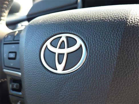 Used 2025 Toyota Camry SE image 25