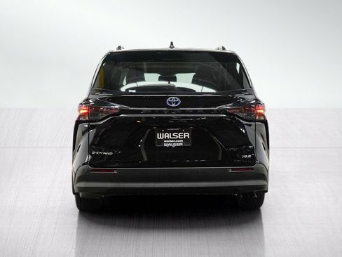 Used 2025 Toyota Sienna XLE w/ XLE Plus Package AWD/4WD image 4