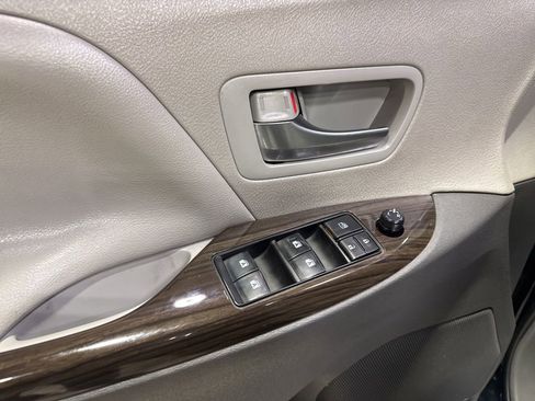 Used 2020 Toyota Sienna XLE w/ XLE Navigation Package FWD image 30