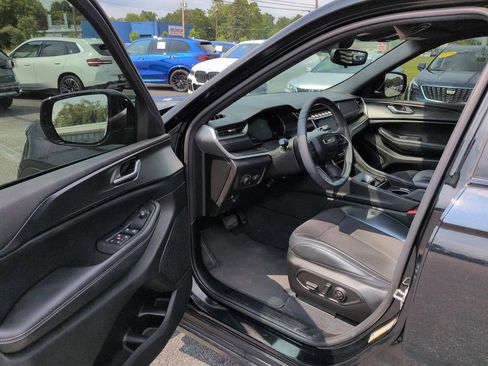 Used 2023 Jeep Grand Cherokee Altitude AWD/4WD image 6