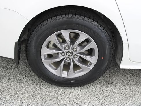 Used 2025 Toyota Sienna XLE FWD image 6