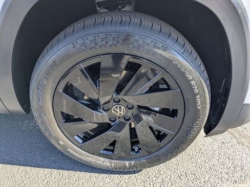 New 2026 Volkswagen Atlas Cross Sport SE FWD image 12