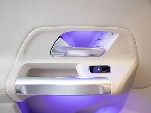 Used 2025 Mercedes-Benz GLB 250 image 30