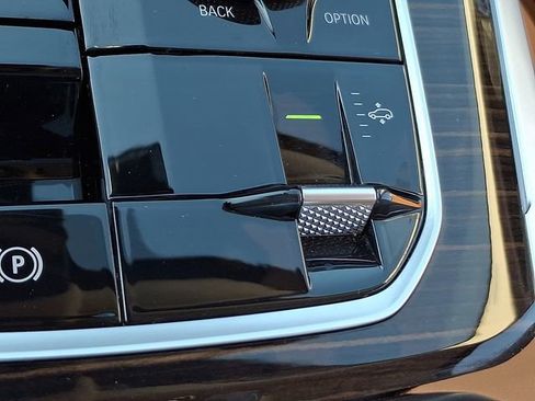 Certified 2025 BMW X7 xDrive40i w/ Premium Package image 25