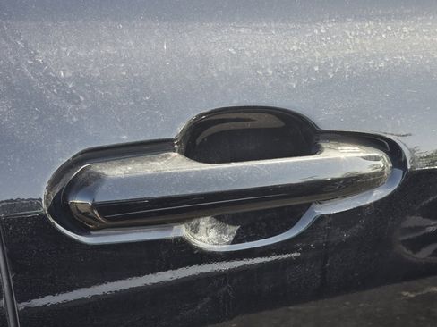 Used 2023 Toyota Highlander LE AWD/4WD image 18