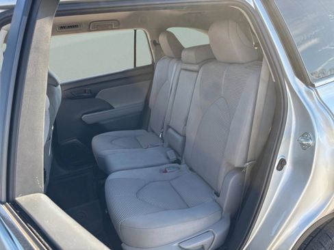 Used 2023 Toyota Highlander LE image 29