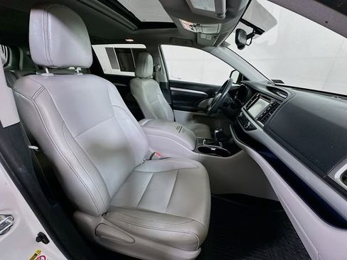 Used 2016 Toyota Highlander XLE AWD/4WD image 29