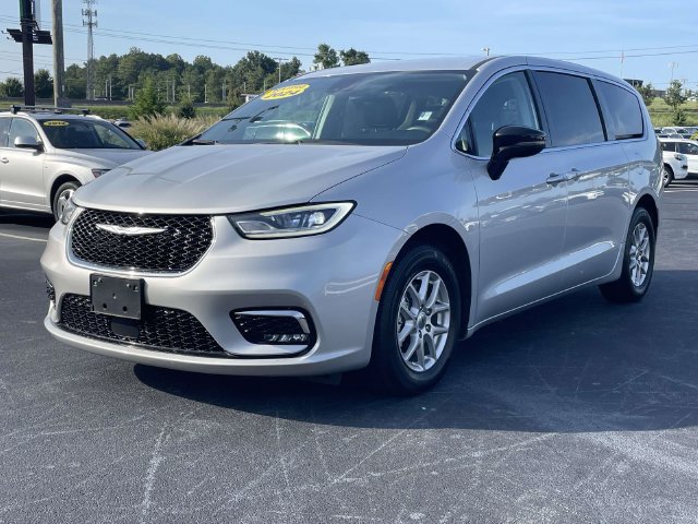Used 2024 Chrysler Pacifica Touring-L FWD image 3