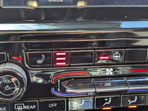 Used 2023 Jeep Grand Cherokee L Laredo image 26