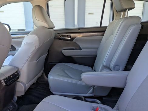 Used 2022 Toyota Highlander Platinum image 20