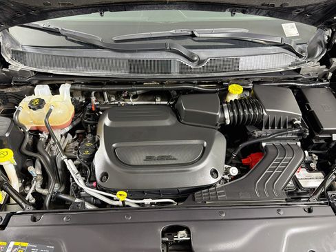 Used 2024 Chrysler Pacifica Touring-L FWD image 33