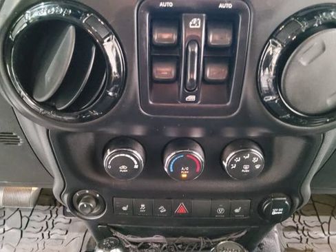 Used 2015 Jeep Wrangler Unlimited Sahara AWD/4WD image 34