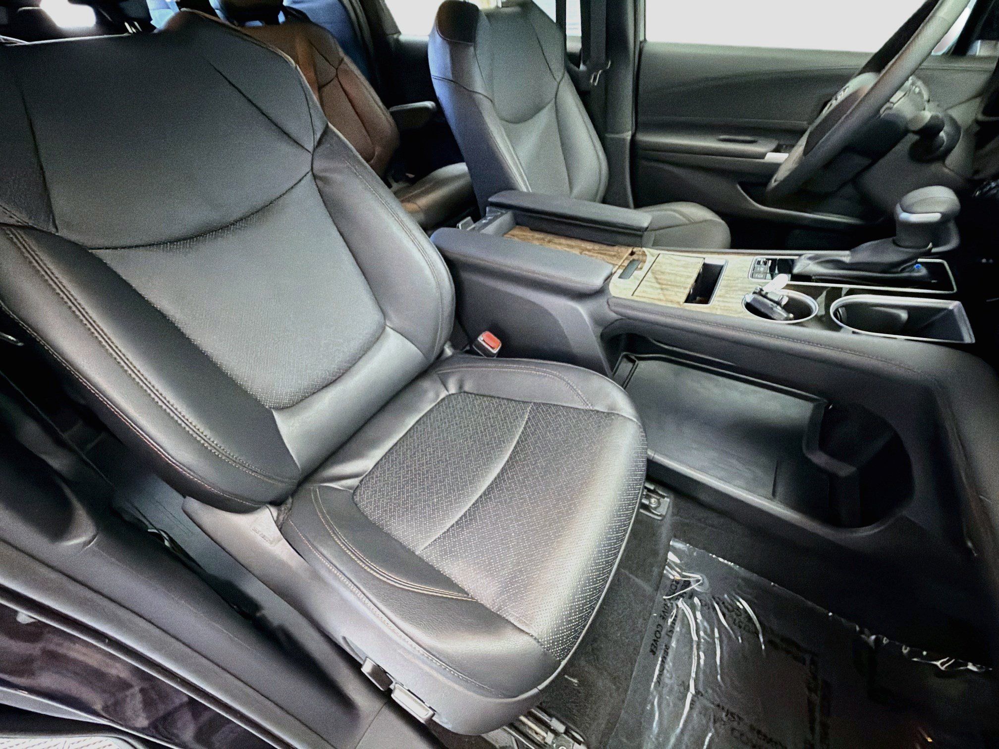 Used 2025 Toyota Sienna Limited FWD image 15