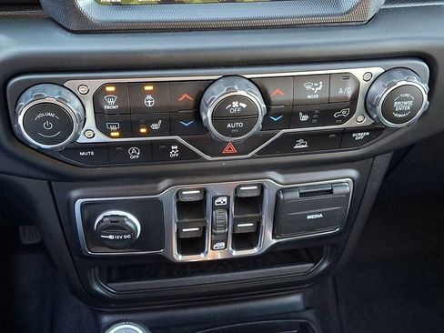 Used 2023 Jeep Wrangler Unlimited Sahara AWD/4WD image 21