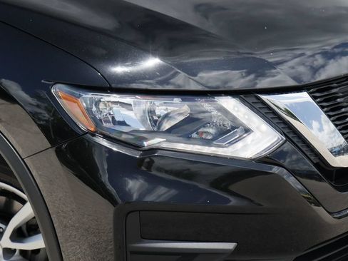 Used 2020 Nissan Rogue SV FWD image 2