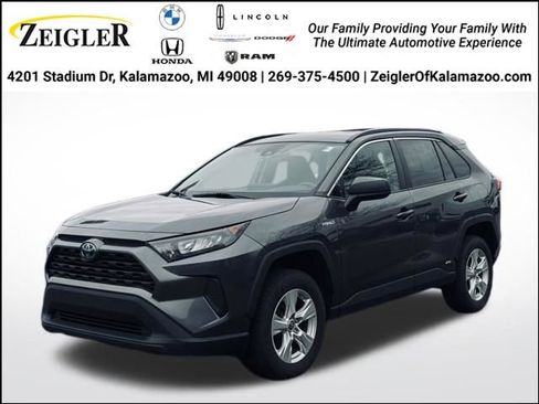 Used 2021 Toyota RAV4 LE image 1