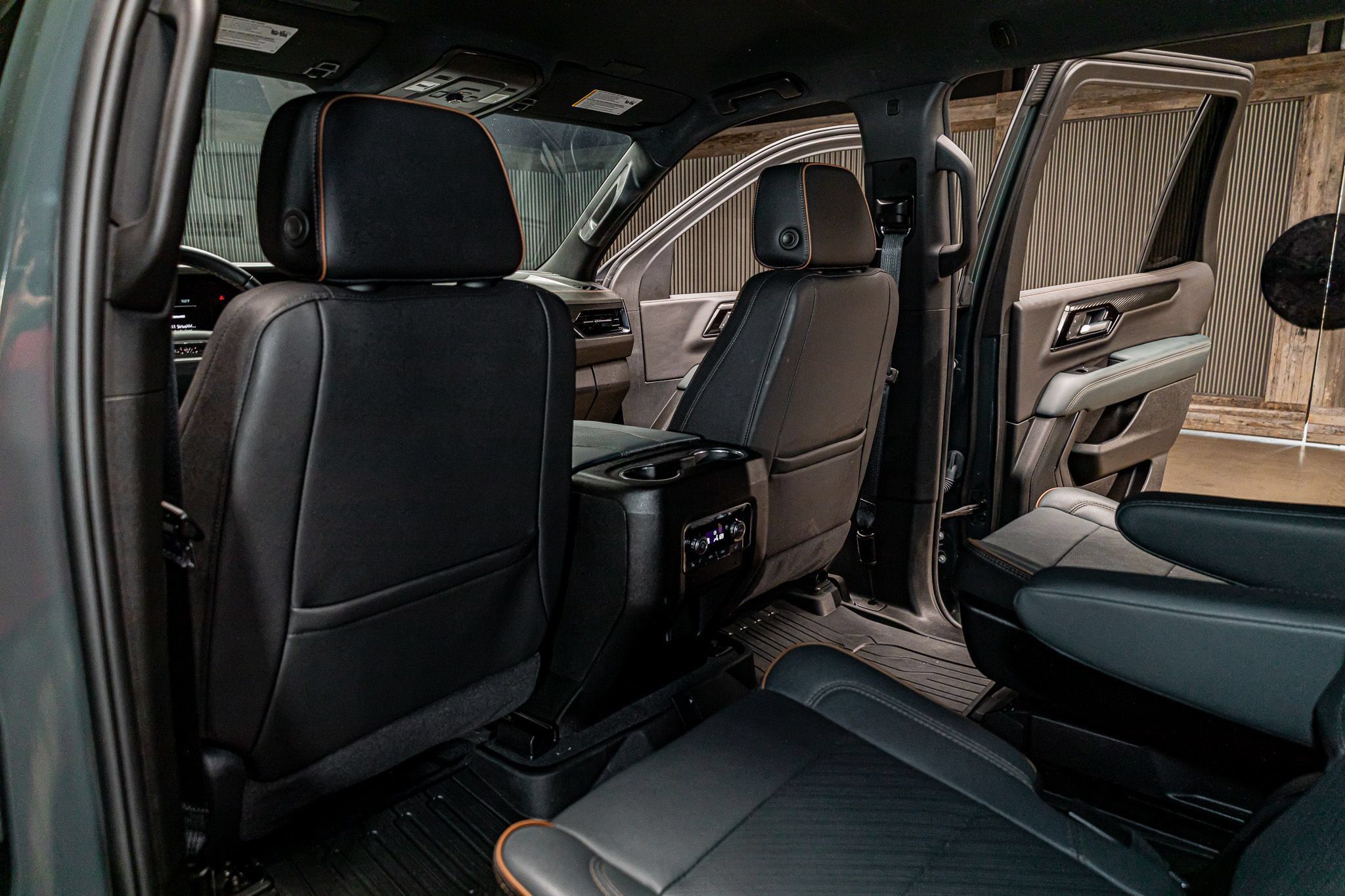 Used 2025 GMC Yukon AT4 w/ LPO, AT4 Appearance Package AWD/4WD image 22