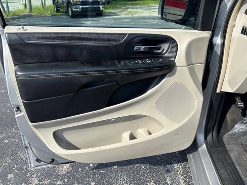 Used 2016 Chrysler Town & Country Touring FWD image 8