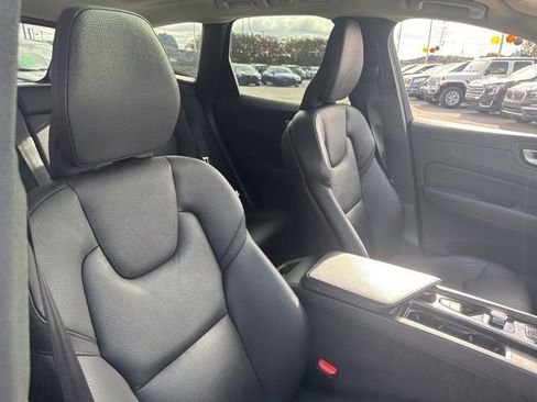 Used 2022 Volvo XC60 B5 Momentum image 12