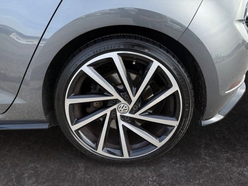 Used 2018 Volkswagen Golf R image 11