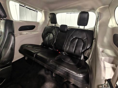 Used 2020 Chrysler Pacifica Touring-L image 28