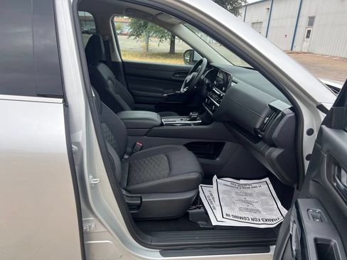 Used 2024 Nissan Pathfinder SV FWD image 19