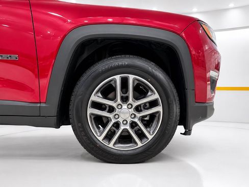 Used 2018 Jeep Compass Latitude FWD image 9