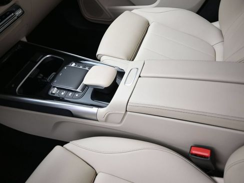 Used 2023 Mercedes-Benz GLB 250 w/ Premium Package image 31