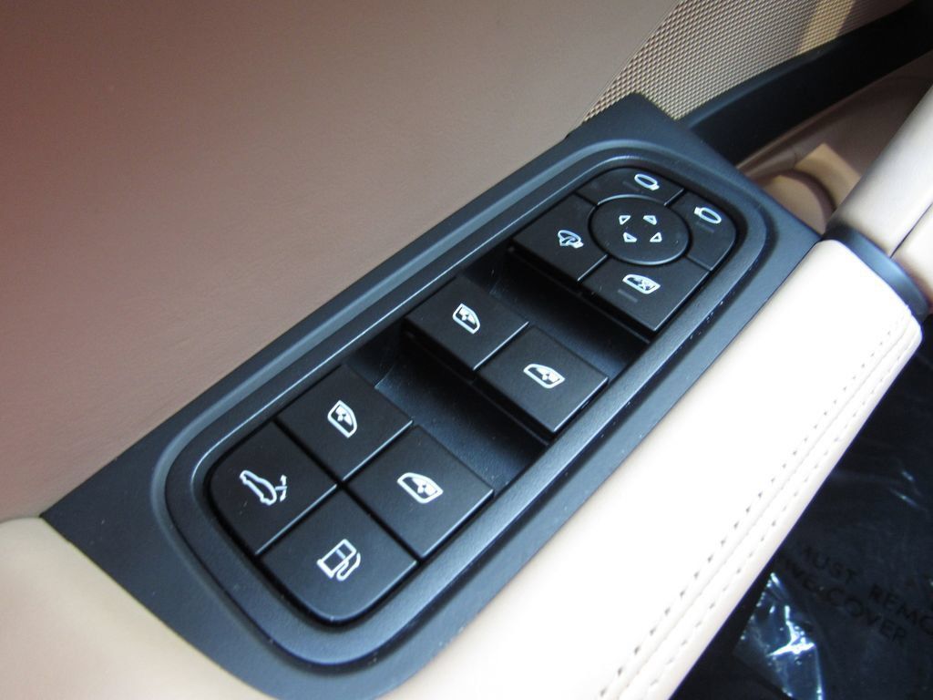 Certified 2025 Porsche Cayenne E-Hybrid AWD/4WD image 25