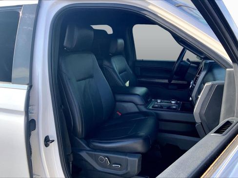 Used 2018 Ford Expedition Max XLT w/ Equipment Group 202A AWD/4WD image 9