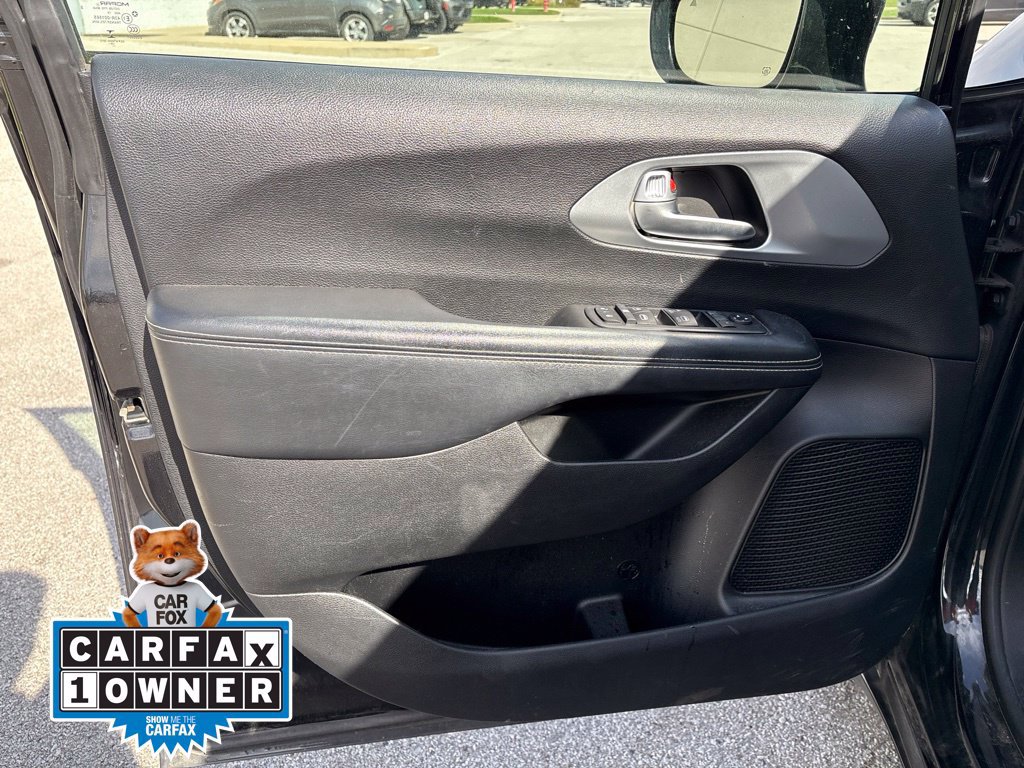 Used 2020 Chrysler Pacifica Touring w/ Advanced Safetytec Group FWD image 7