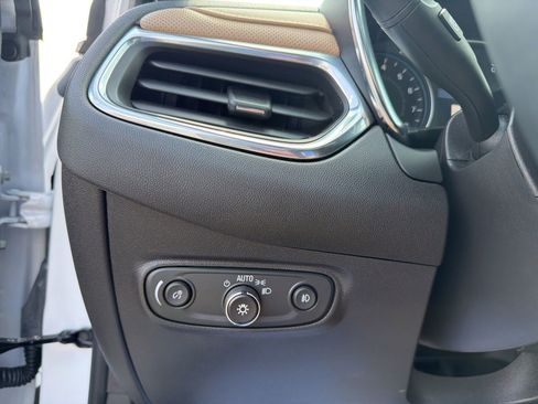 Used 2024 Chevrolet Equinox Premier image 18