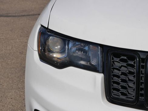 Used 2019 Jeep Grand Cherokee Laredo image 3