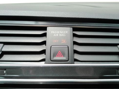 Used 2018 Volkswagen Tiguan SE w/ Panoramic Sunroof Package FWD image 40