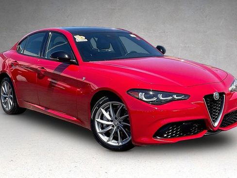 Used 2024 Alfa Romeo Giulia Ti AWD/4WD image 2