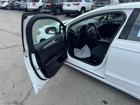 Used 2019 Ford Fusion SE FWD image 14