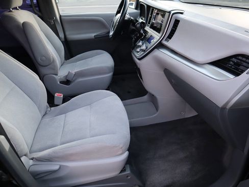 Used 2015 Toyota Sienna L image 36