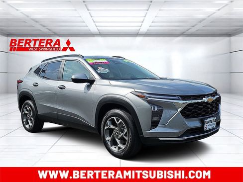 Used 2025 Chevrolet Trax LT image 1