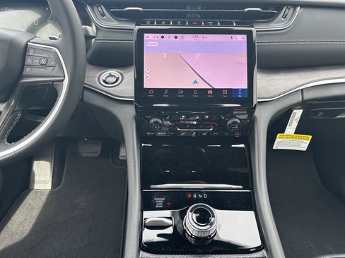 New 2025 Jeep Grand Cherokee Limited w/ Luxury Tech Group II image 17