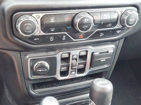 Used 2019 Jeep Wrangler Unlimited Sahara image 21