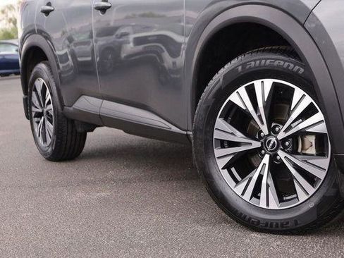 Used 2023 Nissan Rogue SV image 3